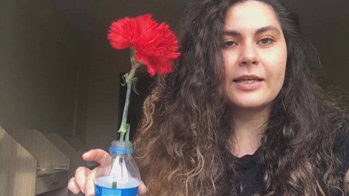 Onun dışında bize sürekli yemek geliyor. Sabah, öğle, akşam sürekli yemek yiyoruz. Sürekli kapımız çalınıyor, sağ olsunlar o konuda kimseyi sıkıntıda bırakmıyorlar. Yemekler gayet lezzetli, güzel. Tatlı, yoğurt, meyve, ara öğünler geliyor. Burada kalan şeker hastası ve ihtiyarlar için dikkat edildiğini düşünüyorum yemeklere. Buranın en keyifli saatlerinin çay saatleri olduğunu düşünüyorum. Günün belirli zamanında genellikle 12.00 gibi, bir görevli koridora termos ile çay bırakıyor. Çay içiyoruz. O gerçekten güzel oluyor, günde bir kere sıcak bir şey içmiş oluyoruz.