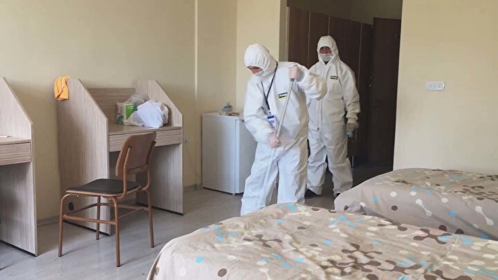 Koronavirüs nedeniyle Uçuşların durdurulduğu 9 Avrupa ülkesinde bulunan Türk vatandaşlar, 17 Mart günü uçaklarla Türkiyeye getirilerek İstanbul ve Kocaelinde belirlenen yurtlarda karantinaya alınmıştı. Karantinadaki vatandaşlar bir haftayı geride bıraktı. Vatandaşlar, karantinadaki günlerini şarkı söyleyerek ve dans ederek keyifli hale getirmeye çalışıyor. Ayrıca zaman zaman birbirlerine notlar yazarak moral desteği veriyorlar. Öte yandan, çektikleri videolar ile tüm Türkiyeye, Evde kal çağrısı yapıyorlar.