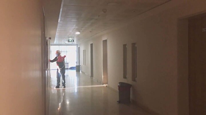 Görevlilerin 3 öğün yemek servis ettiğini ve günde bir kere de çay verildiğini söyleyen Yılmaz, şu şekilde açıklamada bulundu: