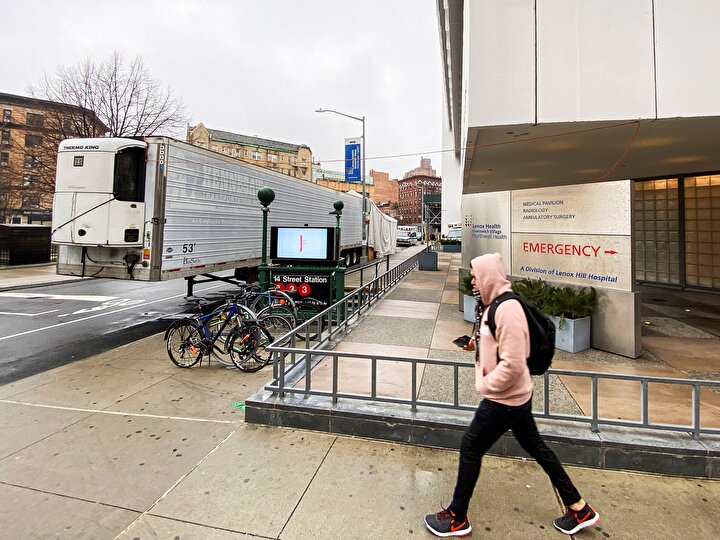 Hızla artan ölü sayısı nedeniyle New York hastanelerinin morglarında yer kalmamasından endişe ediliyor. Bu nedenle kent yönetimi hastane önlerine mobil morglar kuruyor.