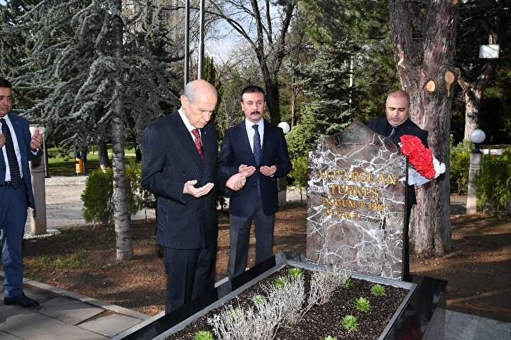 Mhp Lideri Bahceli Alparslan Turkes In Mezarini Koronavirus Tedbirleri Altinda Ziyaret Etti