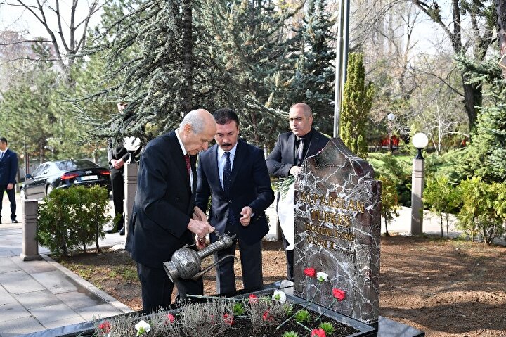 Mhp Lideri Bahceli Alparslan Turkes In Mezarini Koronavirus Tedbirleri Altinda Ziyaret Etti