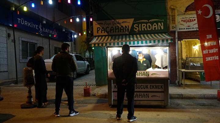 Polis ekipleri yoğunluğun olduğu şırdancı da vatandaşları sosyal mesafenin korunması yasaklara uyulması için uyardı.
