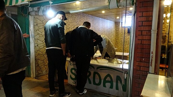 Adana’nın Kozan ilçesinde vatandaşlar Şırdan ve kokoreç almak için sosyal mesafe kuralına uyarak sıraya girdi.