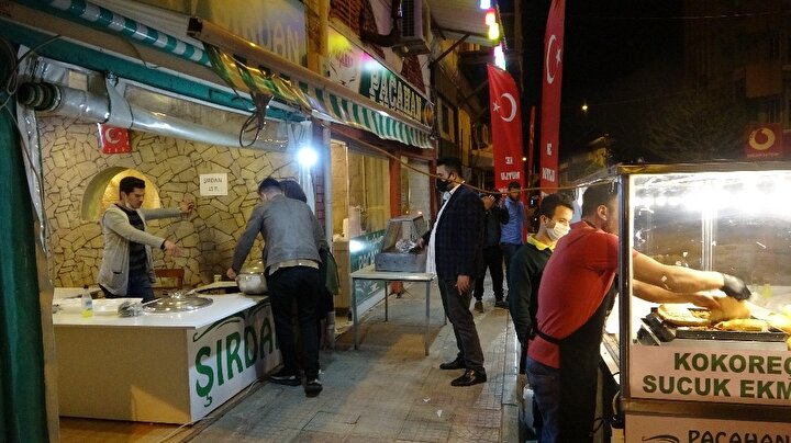 Şırdan almaya gelen Lütfi Beçik ise  Virüs belasından kurtulmak temennisi ile, Sokağa çıkma yasağı nedeni ile Adana’mızın sembol yiyeceği şırdanı yemeğe geldik. Bağışıklık sistemini güçlendirdiğine dair inanışımız var. Şuan Kozan’dayız. Memleketimiz güzel. Sağlık bakanımıza da emekleri için teşekkür ediyorum diye konuştu.