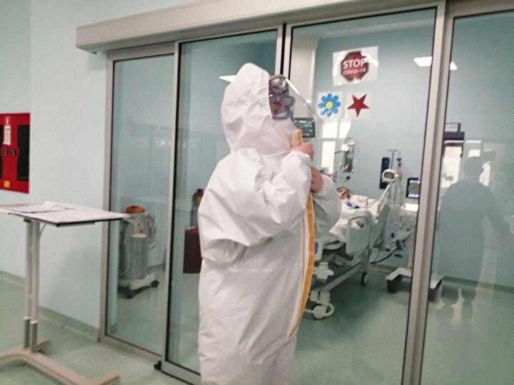 Başhekim Yiyit konuşmasının devamında “Pendeminin başladığı günden bu güne kadar. 57 bin başvuru aldık. İlk değerlendirmemiz doğrultusunda 11 bin koronavirüs şüphesi tespit ettiğimiz hastalardan 2 bin civarı hastayı yatarak tedavi ettik. Allaha şükürler olsun çok başaralı bir süreç geçirdiğimizi düşünüyorum. Ölüm oranlarımız yüzde birin altında doğru etkili bir yaklaşım ve bakanlığımızın aldığı kararlar doğrultusunda tedavilere erken başlayarak oksijen tedavisi maksimum düzeyde vererek hastaları yoğun bakıma muhtaç bırakmayacak bir anlayışla ilerledik. Yüzde birlik oranla Sağlık Bakanlığımızın verdiği destansı bir mücadele görev alarak katlıda bulunmaktan gurur duyuyoruz diye sözlerini tamamladı.