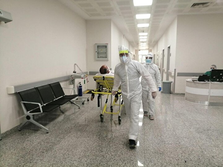 Hastanın sağlık durumuna göre kalıcı bir hastalığı varsa koronavirüslü hastalar için oluşturulan özel servislerde tek kişilik odalarda tedavileri yapılıyor.