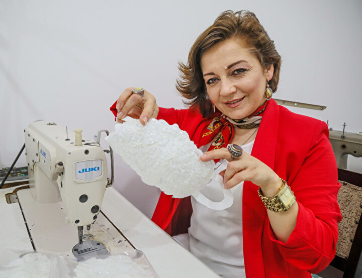 Dünyayı etkisi altına alan ve Dünya Sağlık Örgüyü (DSÖ) tarafından pandemi ilan edilen koronavirüs önlemleri ve kısıtlamalarının ardından evlilik hazırlıkları yapan gelinlerin şık olması için her ayrıntı düşünülüyor. 