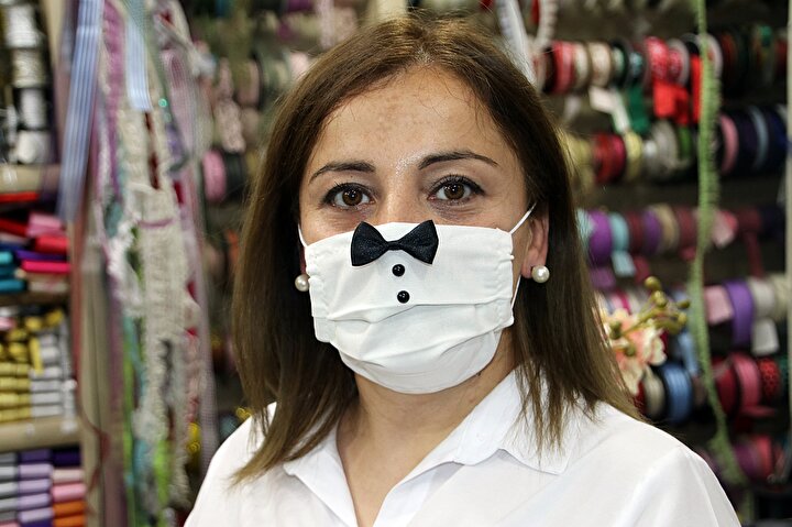Ben şunu istemedim. Gelinler cerrahi maskeyle durmak yerine çünkü saçları yapılıyor, gelinlik giyiyorlar, en özel günleri ve anı kalacak. İleride fotoğraflarına baktıklarında biz de bu günlerden geçtik diyebilecekleri bir fotoğraf anısı kalsın istedim. Gelinlerimizin tercihine göre maskeleri düzenliyoruz. Gelinliğini gösterip kristal isteyen kristal, inci isteyen inci, boncuk isteyene boncuk o tarzına göre değişiyor. Damatlarda çok yapılacak bir şey yok. Ancak papyon ve düğme detayı yapabildik. Ama gelinlerimizde modellerimiz sonsuz. Tercihlerine göre diğer aksesuarlarına göre düzenleyebiliyoruz. Tercih gelinimize ait. 