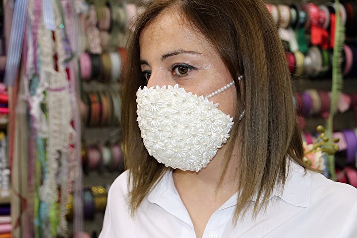 Şatır, yaptığı maskeleri sosyal medya hesaplarında paylaşınca sipariş patlaması yaşadığını ifade ederek, Maskeyi yaptıktan sonra sosyal medyada paylaştım. Aşırı talep gelince sipariş veren müşterilerim oldu. Arkası da gelmeye başladı. İnsanların hoşuna gitti. Demek ki böyle bir şeye ihtiyaç vardı. Yüzleri gülümsetti. Benim de hoşuma gitti. Bu kadar talep ben de beklemiyordum diye konuştu. 