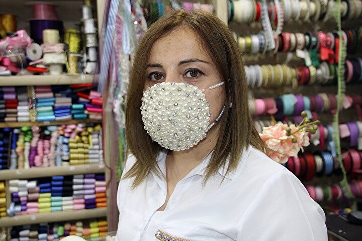 Gelinlerin en özel günlerinde cerrahi maske takmak zorunda kalmamaları için bu tip maske düşündüğünü belirten Şatır, şöyle konuştu:  