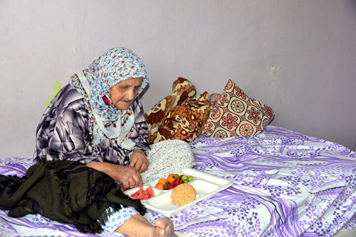 Eşe Gelebekin 13 çocuğunun en küçüğü olan Hamdullah Gelebek, annesinin, torununun torununun çocuğunu gördüğünü söyledi. Hamdullah Gelebek, annesinin gerçek yaşını bilmediğini, kimlikte ise 126 gözüktüğünü söyledi.