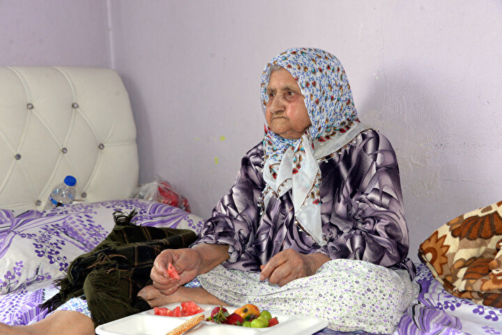 Annesinin uzun ömürlü olmasının nedeninin, Yörük olması ile hayatı boyunca doğal gıdalar tüketmesi olduğunu ifade eden Hamdullah Gelebek, Annemin yüksek ateşi vardı. Ambulans çağırdık ve hastaneye kaldırdık. Burada yapılan testlerden sonra anneme koronavirüs teşhisi koydular. 7- 8 gün yoğun bakımda kaldı, 5- 6 gün de normal serviste kaldı. Taburcu olduktan sonra 14 gün de evde izole ettik. Şu anda herhangi bir sıkıntısı yok. Anemin 13 çocuğu ve 83 torunu var. Torunları, torunlarının torunları ve onların çocuklarını da sayarsak torun sayısı 400ü bulur diye konuştu.