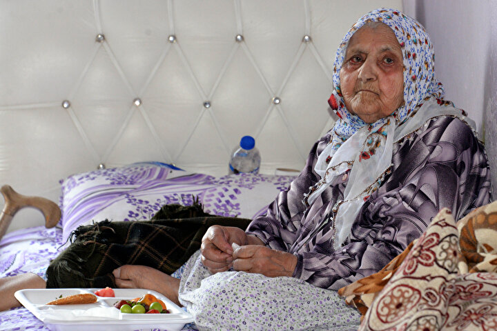 Eşe Gelebekin gelini Meyrem Gelebek de kayınvalidesinin yaşına göre çok sağlıklı olduğunu söyledi. Kayınvalidesinin sağlığının iyi olduğunu anlatan Meyrem Gelebek, Başka bir rahatsızlığı yok çok şükür. 30 yıldan beri beraberiz, sağlığı iyiydi. Biz Yörüğüz, konup göçenleriz yani. Gençliğinde hep doğal beslenmiş, süt, yoğurt ve peynir yerlermiş. Şimdiye kadar iyiydi, bir gün rahatsızlandı, ateşi çıktı titremeyle beraber. 20 Nisanda götürdüler, Koronavirüs dediler. Bir hafta yoğun bakımda kaldı, bir hafta da serviste yattı ondan sonra taburcu oldu. Şükür şu anda iyi. 14 gün de evde izole ettik. Çok şükür tansiyon, kalp, şeker gibi kronik bir rahatsızlığı yok dedi.