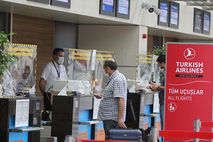 Antalya Da 80 Yolcusu Bulunan Ilk Ucaga Su Taki Ile Karsilama