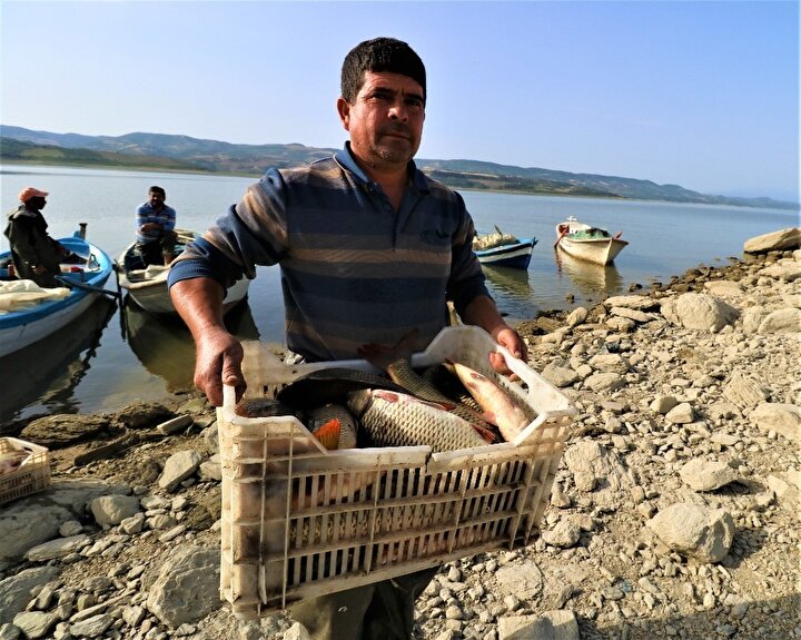 “Demirköprü Barajında balıkçıyız. Ayrıca alım satımını da yapıyoruz. Bizim ekmeğimiz balıkçılık. Bereket versin, sezon çok iyi değil çok da kötü değil. Havalar sıcak gidiyor. Çok sıcak gittiğinde balık olmuyor. Biz burada balığı güzel kolluyoruz. Türkiye’de balığı en güzel kollayan bizim barajımızdır, bizim balıkçılarımızdır. Türkiye’de bu kaçakçıların önünü kırmazsak balık kalmaz. Küçük balığı muhakkak kollamamız gerekiyor.” 