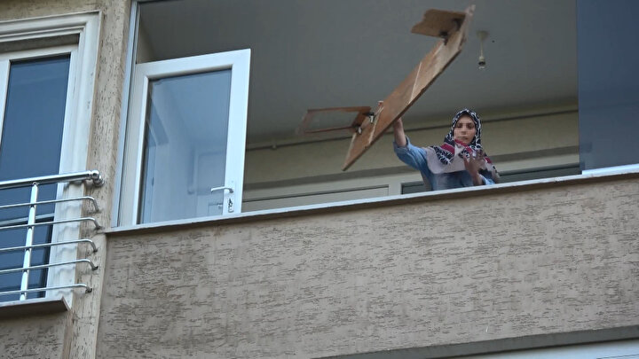 Bursanın Osmangazi ilçesinde bir kadın sinir krizi geçirdi. İtfaiyenin kapıyı balyozla kırması sonucu kadın durdurulabildi. 