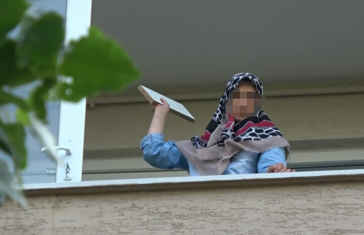 Bir binanın 4’üncü katında oturan E.Ç., sinir krizi geçirdi. Kapıyı üzerine kilitleyen E.Ç., evdeki malzemelere zarar vermeye başladı. 