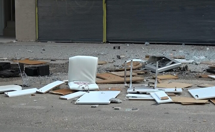 Komşularının ihbarı üzerine adrese polis ve itfaiye ekipleri sevk edildi.Gelen polisler, E.Ç’yi ikna etmek için çalışma başlattı. Ancak tüm çabalar sonuçsuz kaldı, E.Ç. eşyaları sokağa atmayı sürdürdü. 