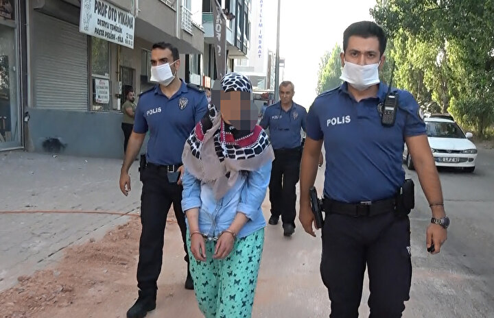 Bunun üzerine evin kapısı, itfaiye ekiplerinin de desteğiyle balyozla kırıldı. İçeri giren polis ekipleri tarafından güçlükle sakinleştirilen E.Ç., gözaltına alınarak emniyete götürüldü.