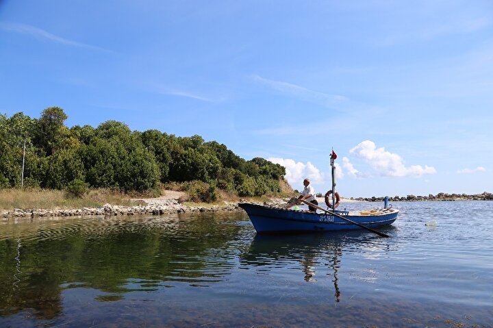 Babasının işi nedeni ile Mustafa Işık ve kardeşleri uzun yıllar boyunca adada yaşamak zorunda kaldı. Babaları emekli olduktan sonra Işık ailesi adayı terk etmedi. Meliha Işık ile evlenen Mustafa Işık, dünyaya gelen 3 çocuklarıyla birlikte uzun yıllardır adada yaşıyor. Aile küçük sandallarıyla yakaladıkları balıkları satarak ve adadaki bahçelerindeki meyve ve sebzeleri toplayarak geçimini sağlıyor.