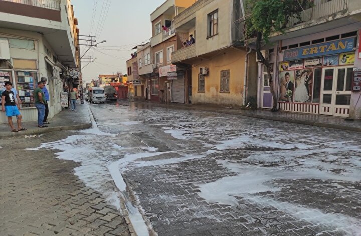 Kozan’da yalnız yaşayan Ebubekir Tatar, dün evinde ölü bulundu. Durumundan şüphelenen yetkililer koronavirüs tedbiri kapsamında Tatar’ı evinden vinçle çıkararak mezarlığa defnedilmesini sağladı.