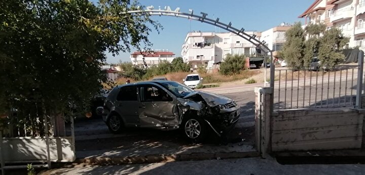07 LEL 41 plakalı otomobil, çapmanın şiddetiyle yaklaşık 10 metre rampa yukarı gittikten sonra bir apartmanın bahçe kapısında durabildi.