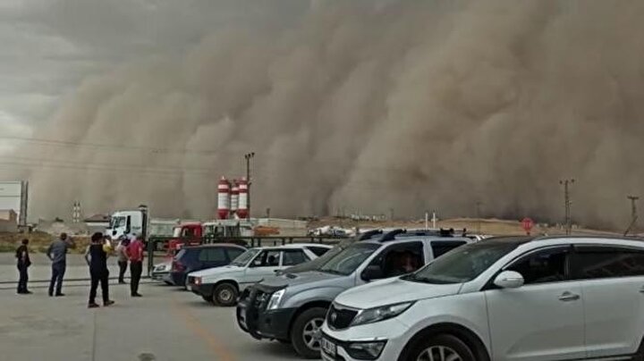 Toz bulutu nedeniyle zifiri karanlıkta kalan Polatlının bazı yerlerinde elektrik ve telefon hatlarının kesildiği öğrenildi.