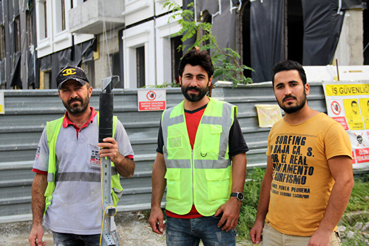 https www bilisimhukukukulubu com foto galeri insaat malzemeleriyle defile yapan iscilere oyunculuk teklifleri yagiyor 2041566