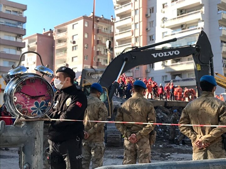 İzmirde merkez üssü Seferihisarda meydana gelen 6,6 büyüklüğündeki depremin en çok hasara uğrattığı noktalardan biri Bayraklı ilçesi oldu. 