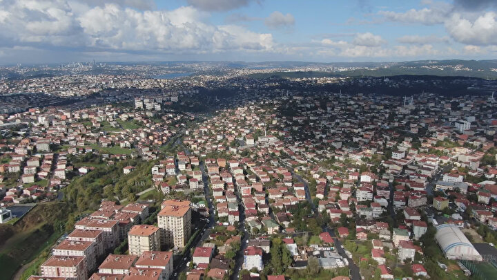 İzmir’de meydana gelen deprem sonrası gözler beklenen İstanbul depremine çevrildi. İstanbul depremiyle ilgili yapılan araştırmalarda çarpıcı verileri ortaya koydu. İstanbul Aydın Üniversitesi Mühendislik Fakültesi İnşaat Mühendisliği Bölümü Öğretim Üyesi ve Afet Eğitimi Uygulama ve Araştırma Merkezi (AFAM) Müdürü Prof. Dr. Mehmet Fatih Altan, olası bir İstanbul depreminin 1 milyon kişiyi evsiz bırakacağını söyledi. Yapılan araştırmalarda da 600-650 bin binanın zarar göreceğini ve 3-4 milyon insanın da depremden etkileneceğini belirtti. 