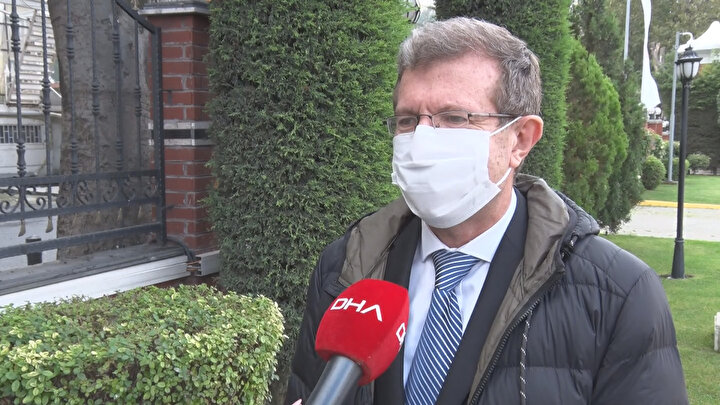 Prof. Dr. Altan sözlerine şu şekilde devam etti: İzmir’de yollar çok genişti ve arama kurtarma ekipleri 20 bina için yetişebildi. Ancak düşünün İstanbul’da 70 bin bina yıkılacak ve yollar çok dar. Kurumlardan şunu rica ediyorum. Evet ön plan hazırlamak önemli ama eylem planı da hazırlayın. Sadece kağıtta kalan planlar hazırlamayın. Bizler artık ağlamak istemiyoruz. Vatandaşlar benim evim sağlam demesin. Evinde gözle görülen bir sorun olmayabilir ancak bu evinizin depreme dayanıklı olduğunu anlamına gelmez. Hele ki 2000 yılı öncesi yapı stoklarında oturan vatandaşlarımızın evlerini bir uzman kişiye kontrol ettirmeleri gerekir.”