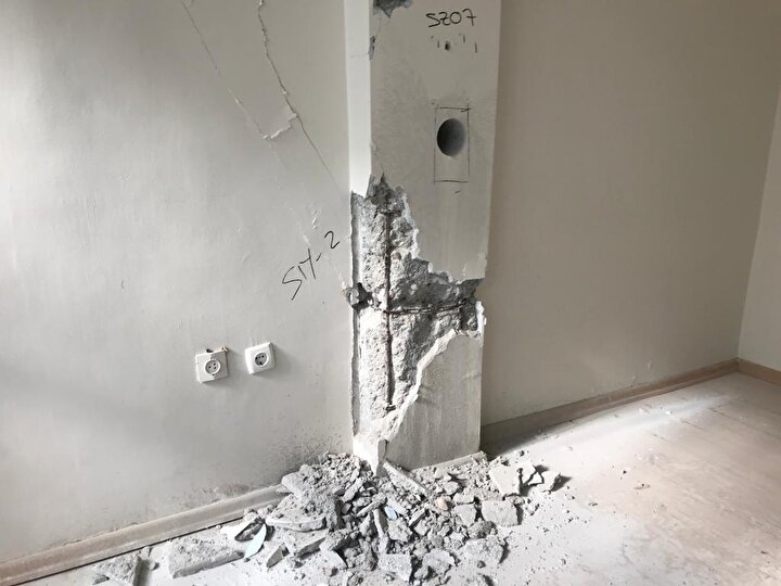 Türkiye’nin afet bilinci konusunda öğrenmesi gerekenler var diyen Prof. Dr. Altan, şöyle devam etti: “Türkiye’nin deprem kuşağında olduğunu öğrendik. Ama afet bilinci konusunda öğrenmemiz gerekenler var. Şu gerçeği söylemem gerek; Türkiye’nin her yerinde 5 büyüklüğünde deprem olabilir. Bu durumu kabullenip ona göre önlemler almamız lazım. Türkiye deprem tehlike haritası yeni güncellendi. Türkiye deprem tehlike haritasında kırmızıyla gösterilen yerlerde her an büyük bir deprem olabilir. Sarıyla gösterilen yerlerdeyse 5 veya 4 büyüklüğünde depremler yaşanabilir. Bu süreçte bazı spekülasyonlardan uzak durmak lazım. Son zamanlarda Ege Bölgesi için 7 ve üzeri depremler beklendiği söylenmekte. Ancak Ege Bölgesi’nde bu zamanda kadar en fazla 6 ve 7 büyüklüğü arasında depremler görülmüştür. O sebepten Ege Bölgesinde 7 büyüklüğünün üzerinde deprem üretecek bir fay bulunduğunu bilimsel olarak söyleyemeyiz. Bundan sonra yapabileceğimizse 30 yılını tamamlamış yapılarımızı yenilememizdir.