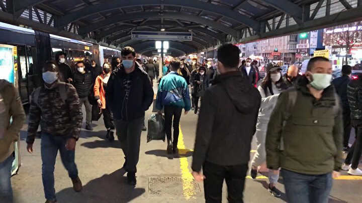  انعكس الحشد في محطة مترو أفجيلار على الكاميرا.