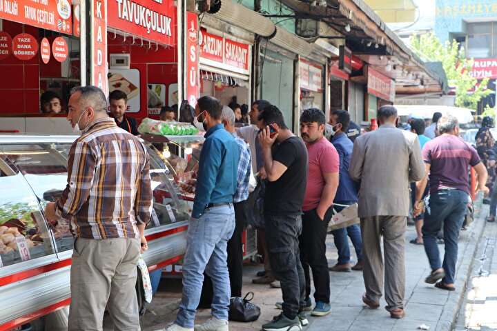 Türkiyede yemek kültürünün en zengin illeri arasında yer alan Şanlıurfada sabahtan akşama kadar başta ciğer, kebap ve kırmızı et tüketiliyor. 