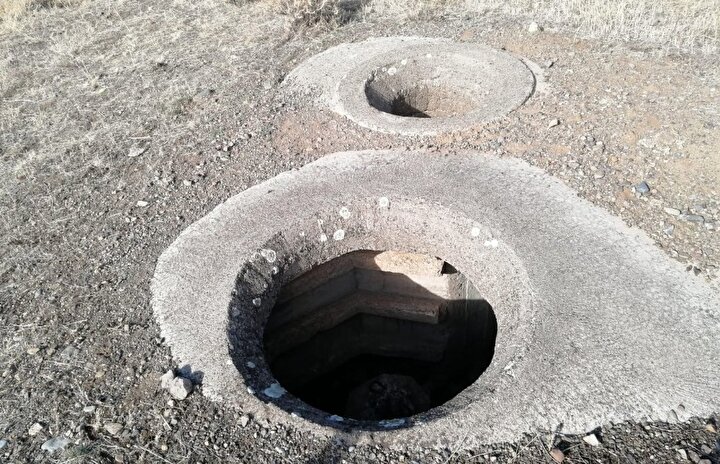 Tarih Araştırmacısı Oğuzhan Türk, Erzurum’un Palandöken ilçesi sınırlarında araştırma yaparken turret ve bunker adlı savunma yapılarına rastladı. Bu yapıların Fransız Maginot hattında kullanılan savunma yapıları ile aynı olduğunu anlayan Türk, savunma yapıları üzerinde incelemelerde bulundu. Sovyetlerin Kars’ı ve Ardahan’ı istemesi üzerine Türk askerlerinin bu savunma hattını yaptığını belirten Tarih Araştırmacısı Oğuzhan Türk, “Cumhuriyet yıllarında Sovyetler birliğinin Kars ve Ardahan’ı geri istemesi sebebiyle bir tehlike oluşmuştu. Bu nedenle mevcut savunma sistemi olan tabyaların yanı sıra Paris’teki savunma sistemlerinin aynısı Erzurum’da da yapılmıştır” dedi. 