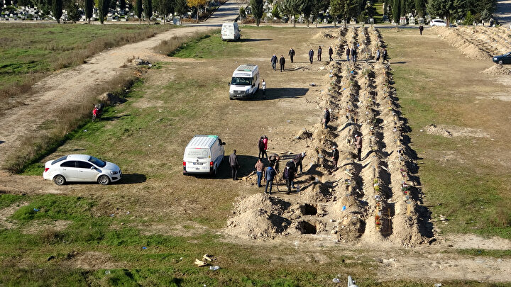Ölüm sayısındaki artış üzerine belediye ekiplerinin mezarlıklardaki çalışmaları dikkat çekti. Belediye ekiplerince Hamitler Kent Mezarlığında yürütülen çalışmalar dronla havadan görüntülendi. 