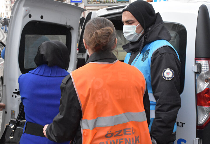 Gelen polis ekipleri L.K.yi gözaltına alarak ifadesini almak üzere polis merkezine götürdü. 