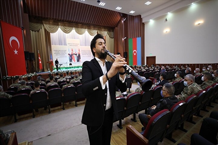 Konserlerinin sonunda sanatçılar, TSK ve Azerbaycan ordusu personelinin yeni yıllarını kutladı, başarılı görevler diledi.
