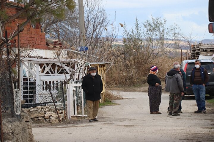 Acılı baba oğlunu kurtarmak için feryat ederken, hem kardeşini hem de babasını bıçaklayan ağabey olanları sadece izlemekle yetindi.