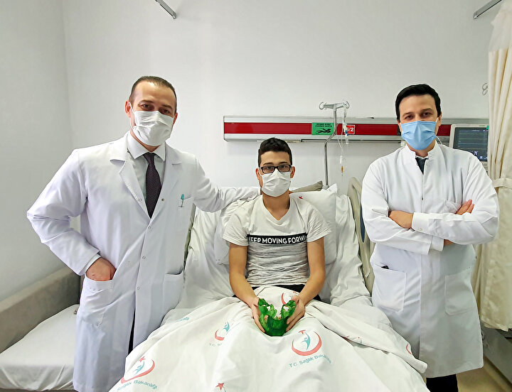 yuzundeki dev tumor sanal ameliyat ile cikarildi bilgisayarda cene tasarimi yapildi yeni safak