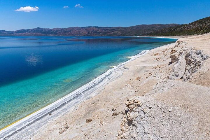 Ancak toplanan örneklerin karşılaştırılması için araştırmacılara Dünyadan bir örneklem gerekiyor. NASA araştırmacıları Burdurda bulunan Salda Gölünin Jezero Krateri ile benzer mineral ve kaya yapısına sahip olduğunu belirtiyor.