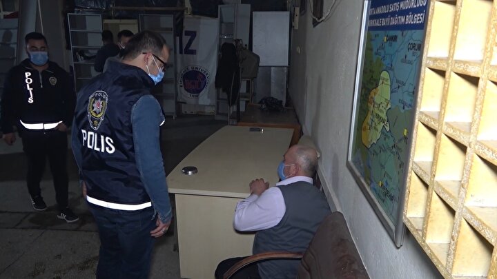 Kumar baskınında ceza yememek için tuvalete ve tezgah altına saklandılar: 17 kişiye 106 bin lira ceza 9 0538a708778a4db1927c29f4c262ad5e