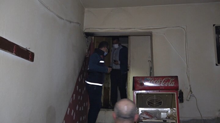 Kumar baskınında ceza yememek için tuvalete ve tezgah altına saklandılar: 17 kişiye 106 bin lira ceza 8 369bf7ddaeac4ee3afc960588a38a46d