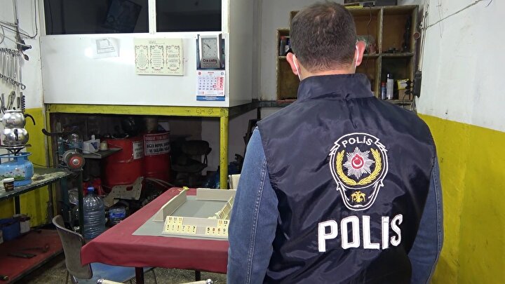 Kumar baskınında ceza yememek için tuvalete ve tezgah altına saklandılar: 17 kişiye 106 bin lira ceza 4 5c172c71fe8a47d9b5dd55d1ee747987