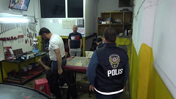 Kumar baskınında ceza yememek için tuvalete ve tezgah altına saklandılar: 17 kişiye 106 bin lira ceza 2 8aa1595cfa044d4db7a04e171956af33