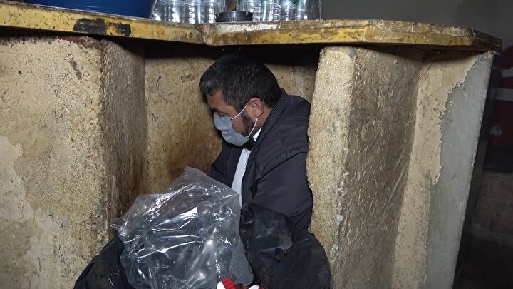 Kumar baskınında ceza yememek için tuvalete ve tezgah altına saklandılar: 17 kişiye 106 bin lira ceza 7 cf3e3166b72a46c0a835258040e59fc2