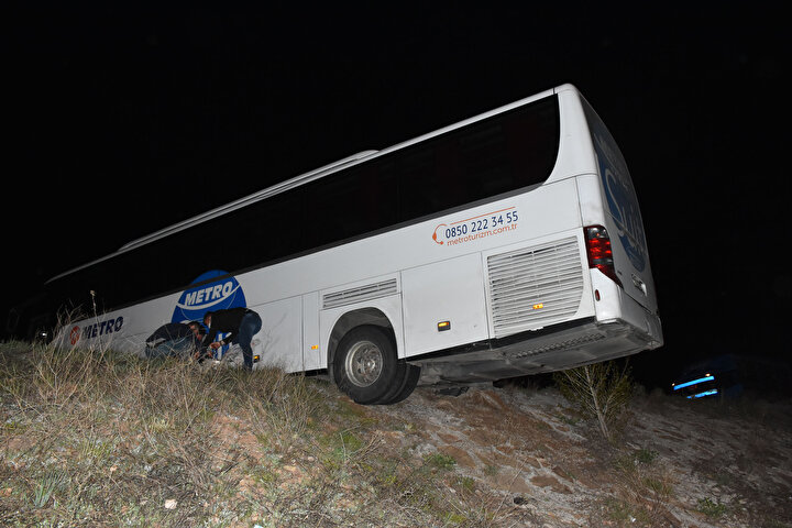 Faciaya ramak kala: Geri manevra yapmak isteyen yolcu otobüsü şarampolde asılı kaldı 7 8f3701a2b5c8499cbf122e0aefd52b22
