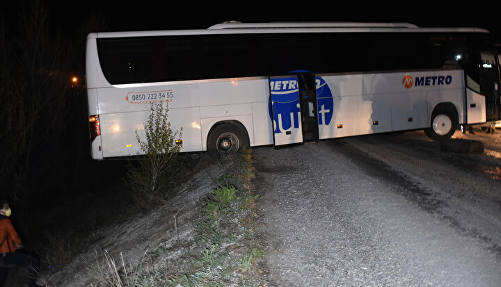 Faciaya ramak kala: Geri manevra yapmak isteyen yolcu otobüsü şarampolde asılı kaldı 3 91f8067bdc7b4d8ea08cd4c535c5bf57