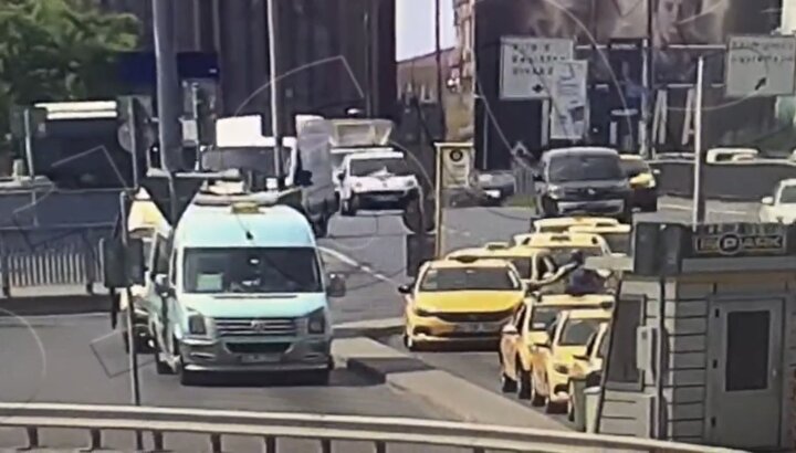 İstanbul'da 11 aracın karıştığı akılalmaz kaza: Demir parçası metrobüs bekleyen kadına düştü 9 39abd7ac5bf4422f8bcc0fe36bf33f6f